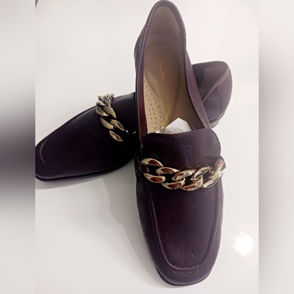 Clarks Cusion Leather Loafers with Gold Chain Accent. NWOT. Size 9W.